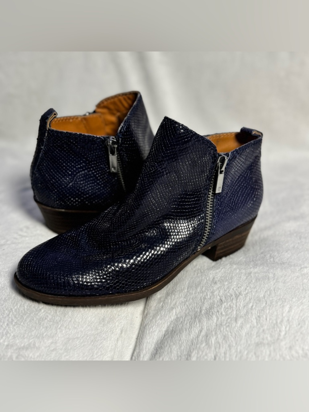 Lucky Brand Chic Dark Blue Leather Ankle Boots with Scale Design, Womens Size 6M